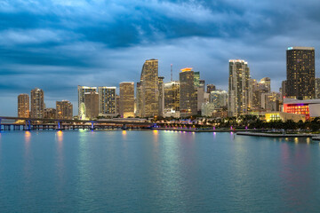 Obraz premium View if the downtown skyline of Miami illuminated at night.