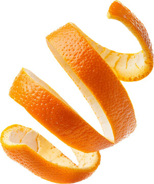 Casca de laranja enrolada, flutuando no ar, isolada em fundo transparente.