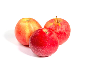 Drei Äpfel vor weißem Hintergrund
