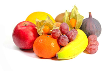 Mischobst vor weißem Hintergrund