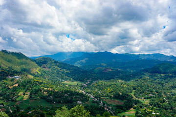 Obraz premium Lush tropical valley and mountain landscape overlooking in central province, Sri Lanka