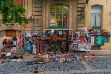Fototapeta premium Stragan z pamiątkami na starym mieście w Baku Azerbejdżanie. Pamiątki azerskie na straganie na jednej z uliczek starego miasta w Baku 