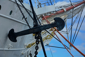 duża, czarna kotwica na statku, a large black anchor on a ship
