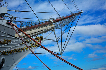 żaglowiec z olinowaniem, dziób żaglowca z linami, bukszpryt, ship moored in harbor of coastal town, details of classic sailling tal ship © kateej