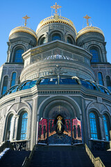 Obraz premium MOSCOW, RUSSIA - JANUARY 21st 2024: Glavnyy Khram Vooruzhonnykh Sil Rossii on a sunny, frosty winter day. Ornate Russian Orthodox church with golden decor, icons, mosaics, and snow-covered.