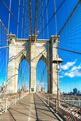 Obraz premium The historic Brooklyn Bridge with Manhattan in the background