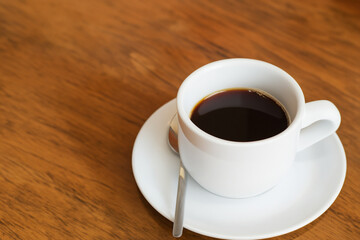 テーブルの上のコーヒーカップ