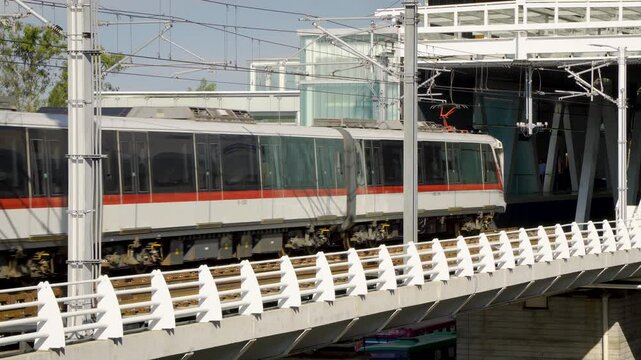 tren urbano guadalajara. metro dgl