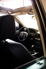 Painel de SUV de luxo com volante em foco