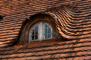 Okno w starym dachu