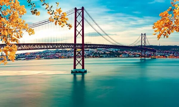 Paisaje de Lisboa al atardecer.
Fotograf&iacute;a panor&aacute;mica del puente 25 de Abril en la ciudad de Lisboa sobre el r&iacute;o Tajo.