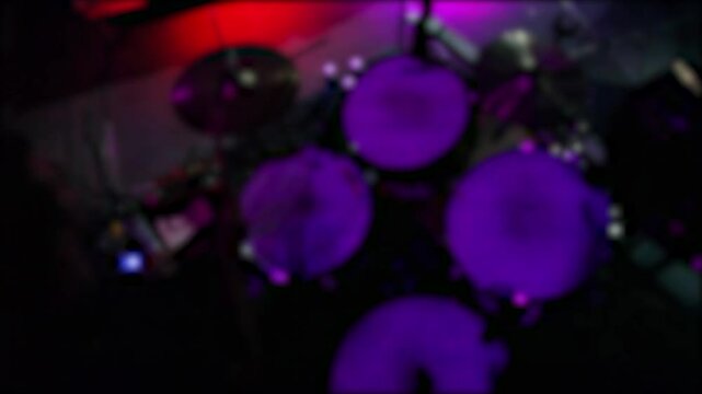 Evento de m&uacute;sica en vivo. M&uacute;sico en el escenario. Fondo con efecto desenfocado