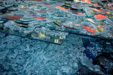 Bruchglas im Recycling Container