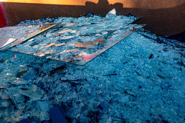 Bruchglas im Recycling Container