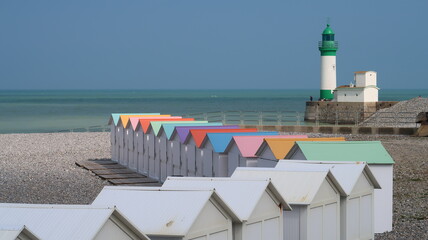Le Tréport, en Seine Maritime / Normandie, paysage de plage de galets, avec un phare blanc et des...