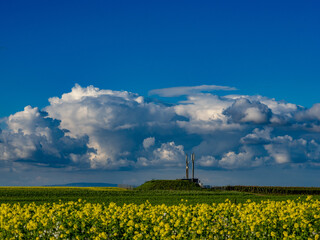 Wasserreservoir und Wolkenhimmel