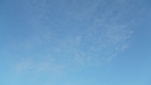 NUVEM PASSANDO NO C&Eacute;U EM timelapse (blue sky and clouds)