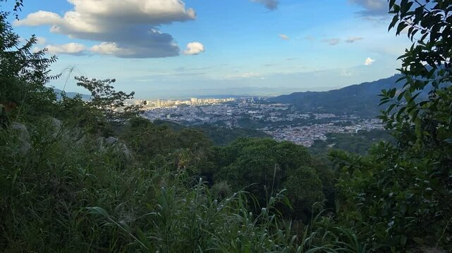 Panor&aacute;mica de la  ciudad de Ibagu&eacute;, Tolima, Colombia. c&aacute;mara r&aacute;pida pasan nubes sobre la ciudad