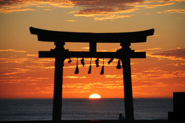 鳥居の合間から昇る太陽