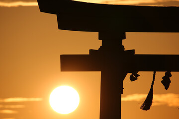 鳥居の横に輝く太陽