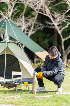 薪を割る男性
