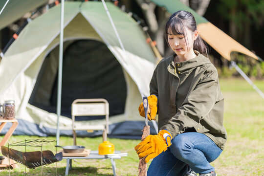 薪を割る女性