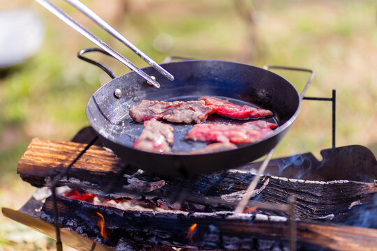 フライパンで焼かれる肉