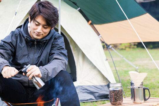 コーヒー豆を挽く男性
