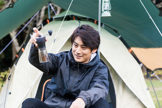 コーヒー豆を挽く男性