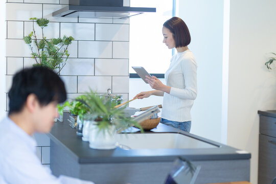キッチンに立つ女性と男性