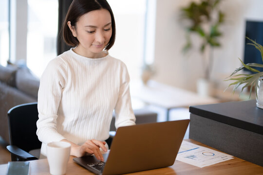 自宅で仕事をする女性
