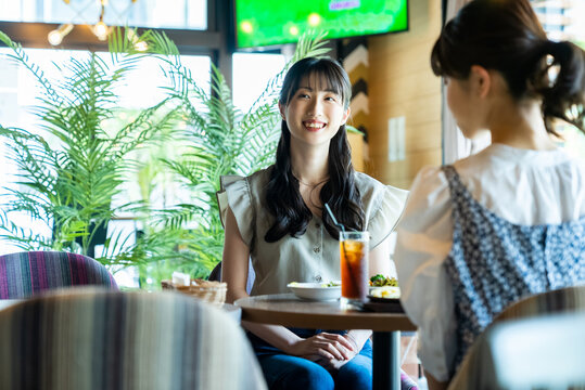カフェでくつろぐ女性