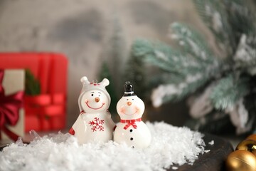 Obraz premium Funny snowmen figures and Christmas decor on table