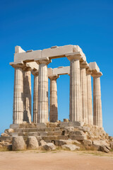 Obraz premium Ancient Greek Temple Ruins Under Clear Blue Sky