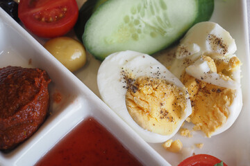 Using fresh ingredients such as boiled eggs, various vegetables, and delicious dipping sauces