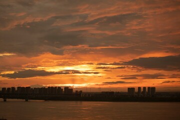 Naklejka premium The setting sun reddened the sky, the countryside skyline, and the scenery background.