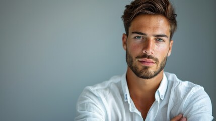 Obraz premium Man with beard looking at camera