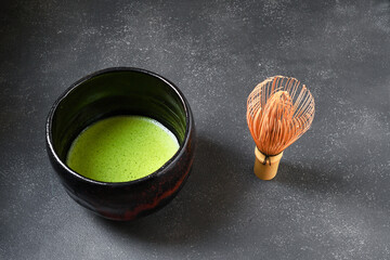 日本の茶道　茶碗と茶筅と抹茶 黒背景　コピースペースあり　Japanese Tea Ceremony (Chado) : Tea bowl, tea whisk and matcha (green tea) on black background, copy space available