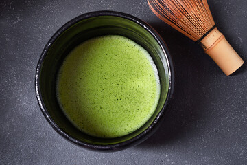 日本の茶道　茶碗と茶筅と抹茶 黒背景　　Japanese Tea Ceremony (Chado) : Tea bowl, tea whisk and matcha (green tea) on black background