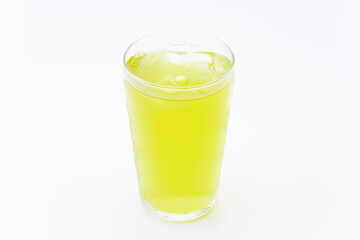 グラスに入った冷たい緑茶