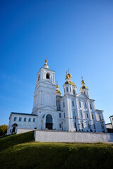 Fototapeta premium Annunciation Church in Arzamas - Golden Domes and Blue Sky