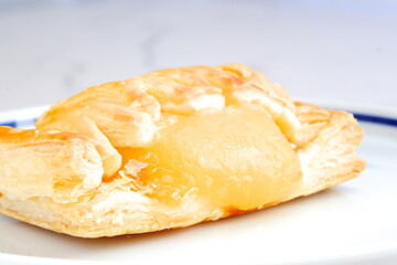 サクサクしたパイ生地が美味しそうな、リンゴをたっぷり使ったアップルパイ
