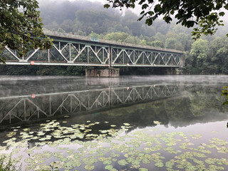 Fototapeta premium schöne alte Eisenbahnbrücke in Kettwig