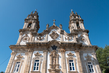 Obraz premium Fachada da Igreja de Nossa Senhora dos Remédios, um tesouro arquitetónico em Lamego, Portugal