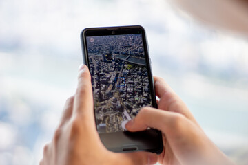 スマートフォンを使って写真を撮る人