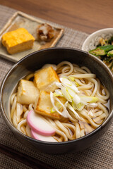 木製のテーブルの上に置かれた力うどん