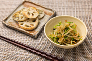 和食器に盛られたもやしと豆苗の和え物と蓮根
