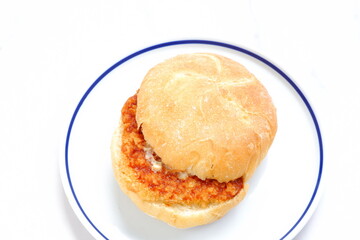 オーストリア発祥のロールパン、カイザーゼンメルに、ハムカツを挟んだサンドイッチ
