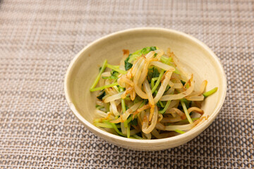 器に盛られたもやしと豆苗の和物