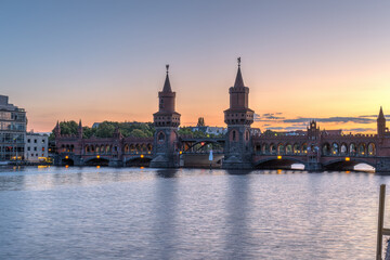 Fototapeta premium The Oberbaum Bridge over the river Spree in Berlin after sunset